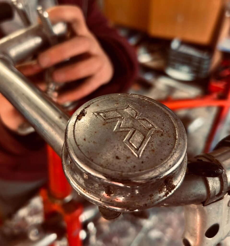 Changement de pièces d'usure d'un vélo vintage Motobécane rouge