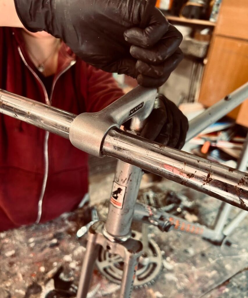 Démontage d'un vélo vintage Peugeot