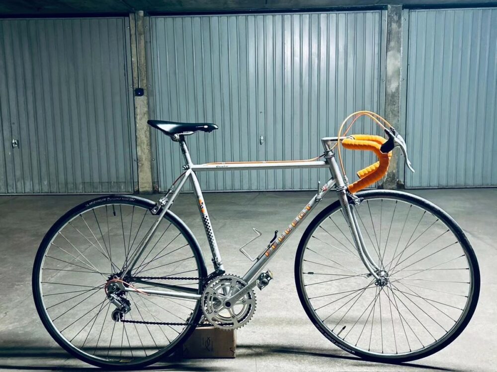 Vélo Peugeot PBN10 orange et gris vu de côté