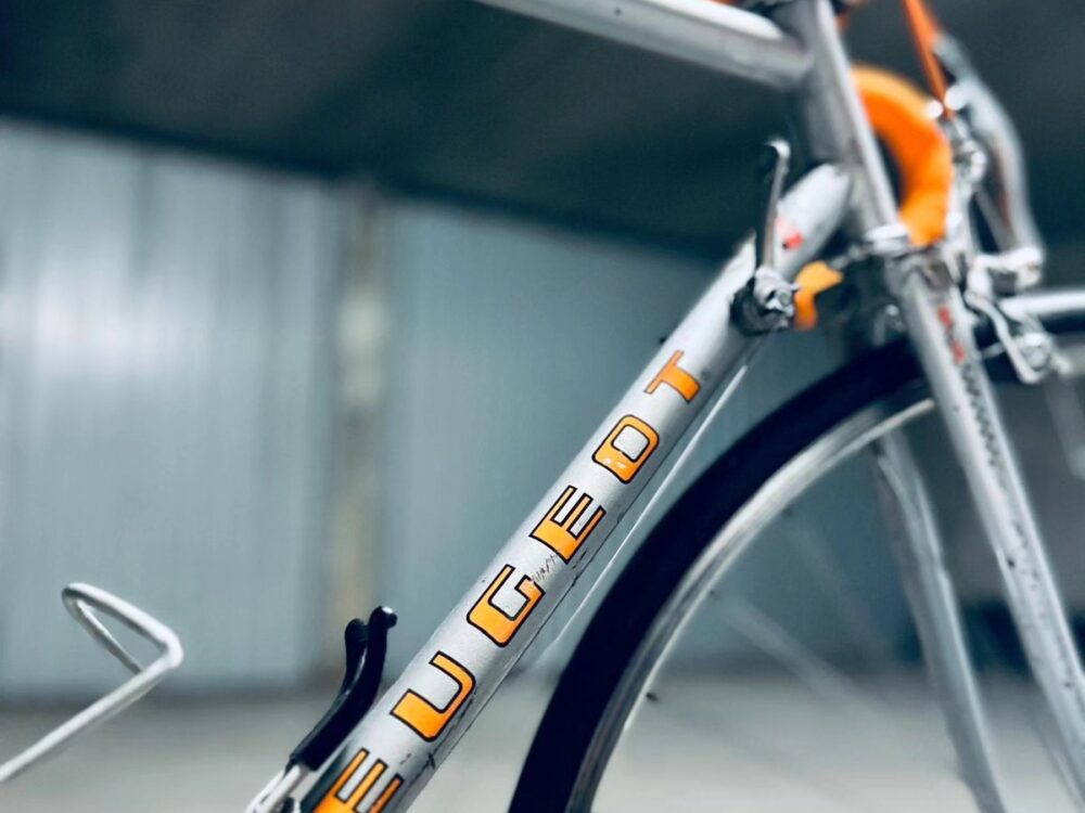 Vélo Peugeot PBN10 orange et gris tube inférieur