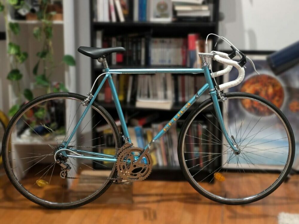 Vélo Helium bleu de la marque Peugeot vu de coté