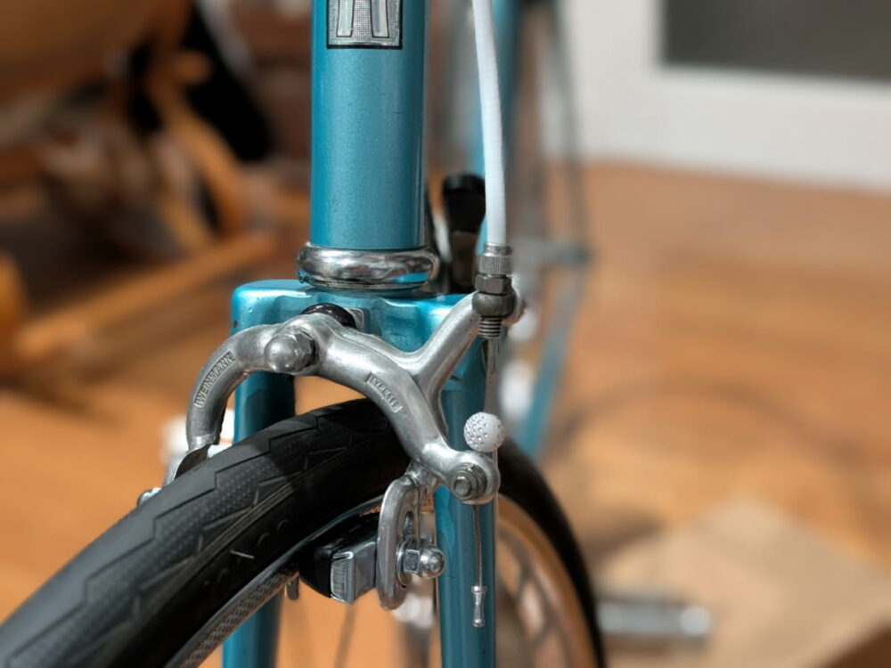 Frein Weinmann avec une perle blanche décorative